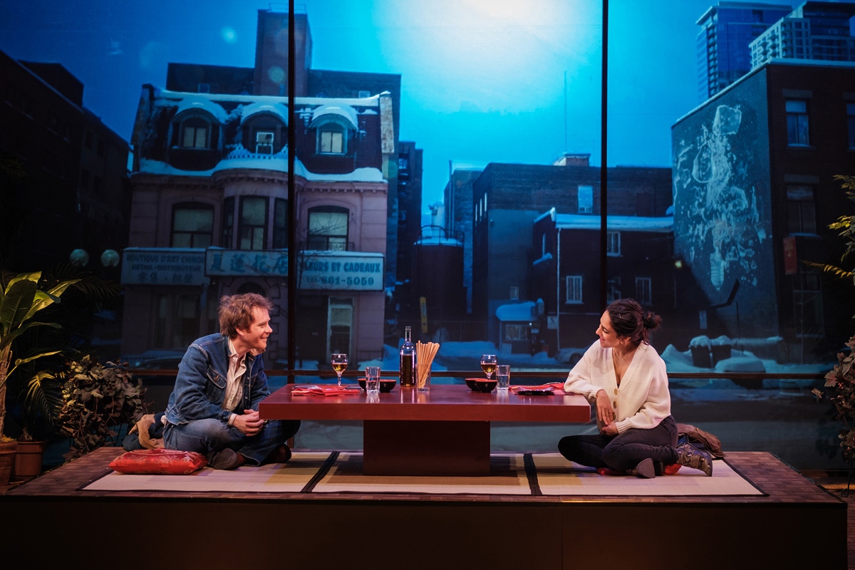 Simon Lacroix et Nathalie Doummar sur scène dans L’amour est un dumpling. Photo: Danny Taillon